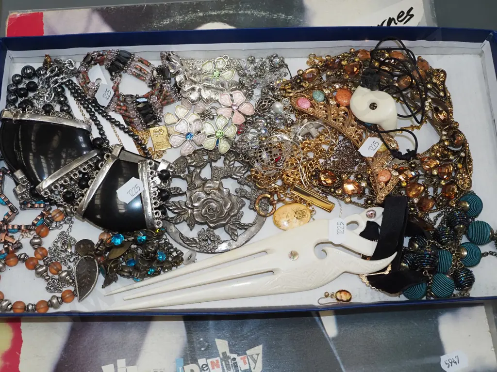 tray of costume jewellery Image 1++