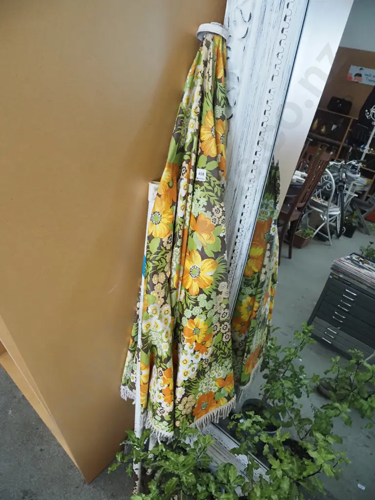 retro sun umbrella Image 1++