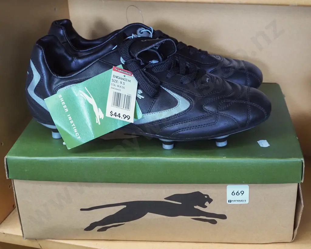 pair of size 9.5 Slazenger football boots Image 1++