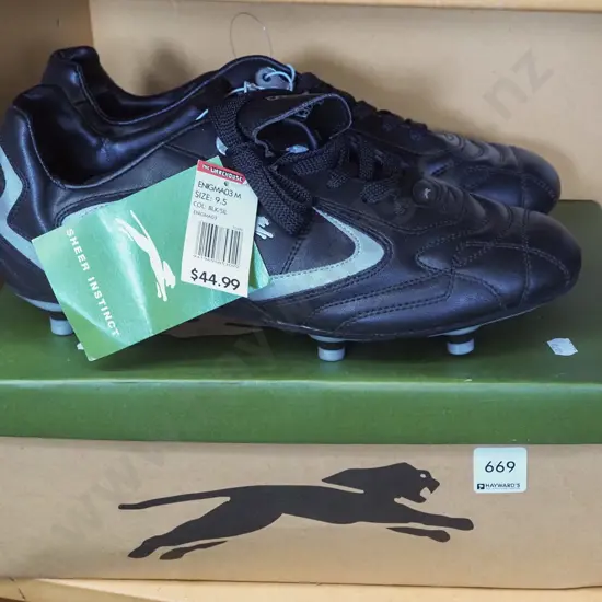 pair of size 9.5 Slazenger football boots