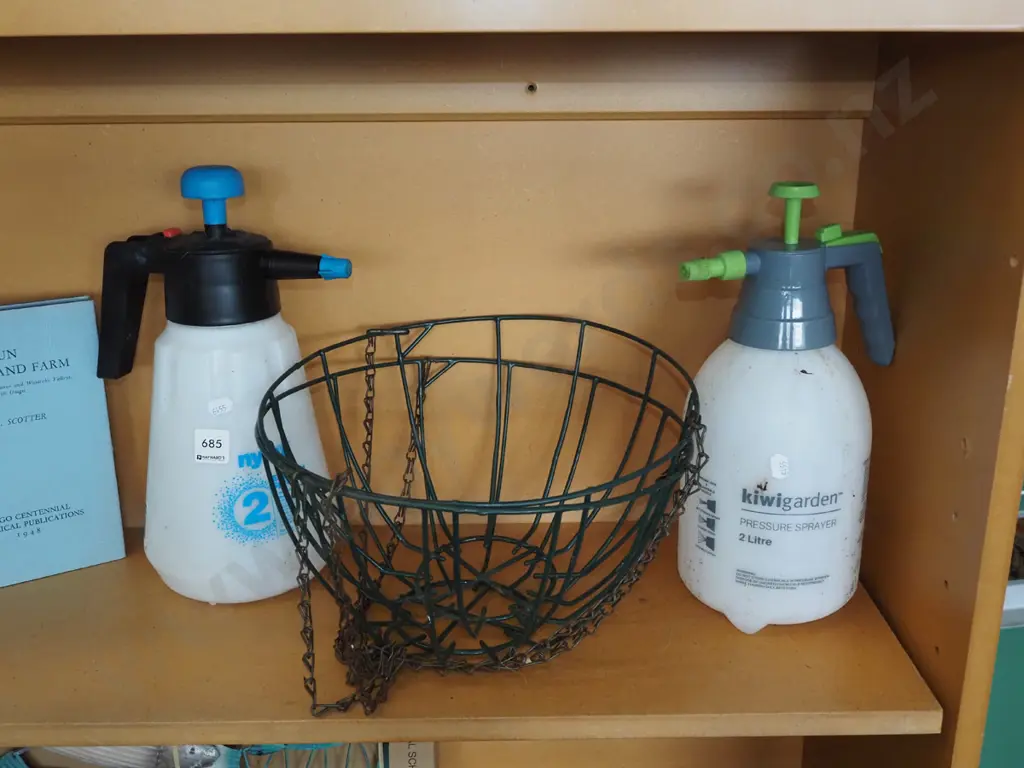 2x 2L garden sprayers, baskets Image 1++