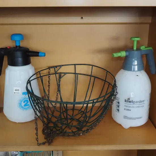 2x 2L garden sprayers, baskets