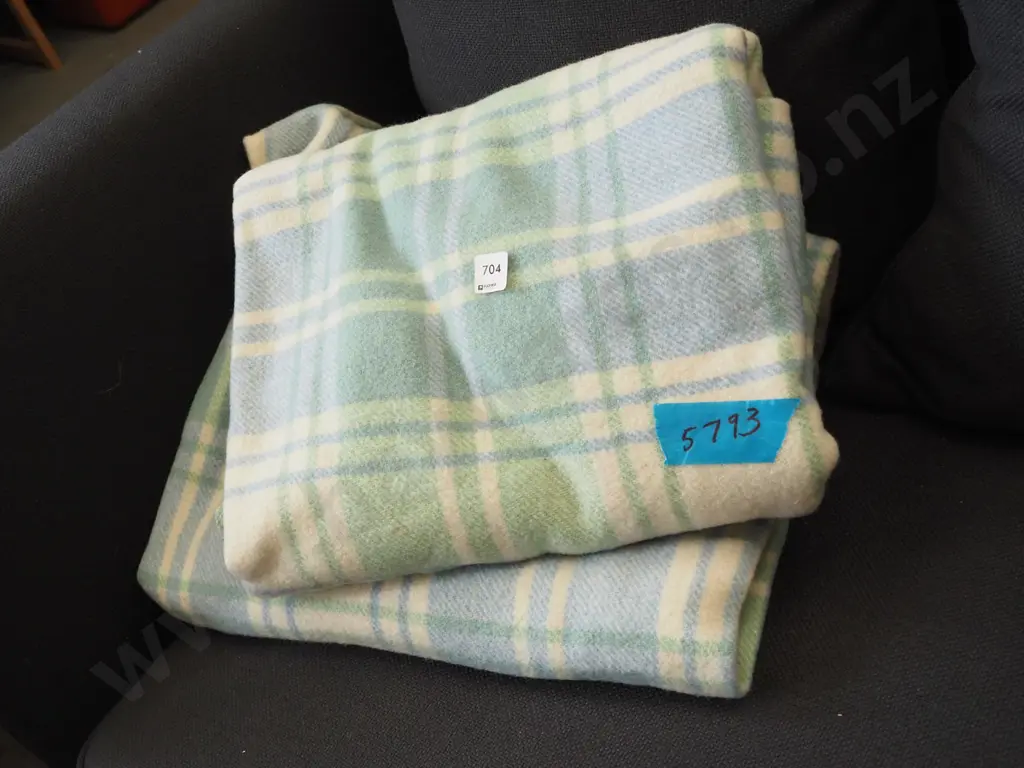 2x checked woollen blankets Image 1++