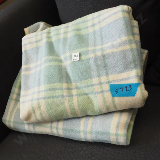 2x checked woollen blankets