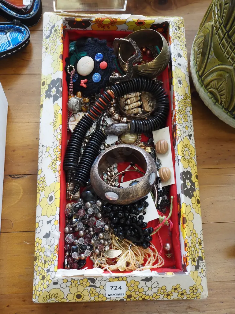 tray of costume jewellery Image 1++