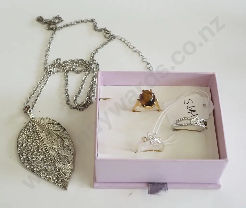 tray of costume jewellery rings and pendant on chain Image 1++