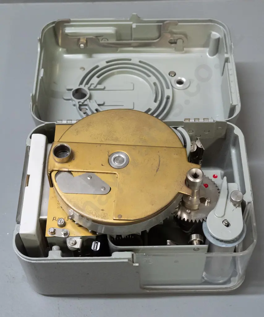 STB Swiss pigeon-racing time clock - minor usage wear H-125 W-130 D-190 Image 1++