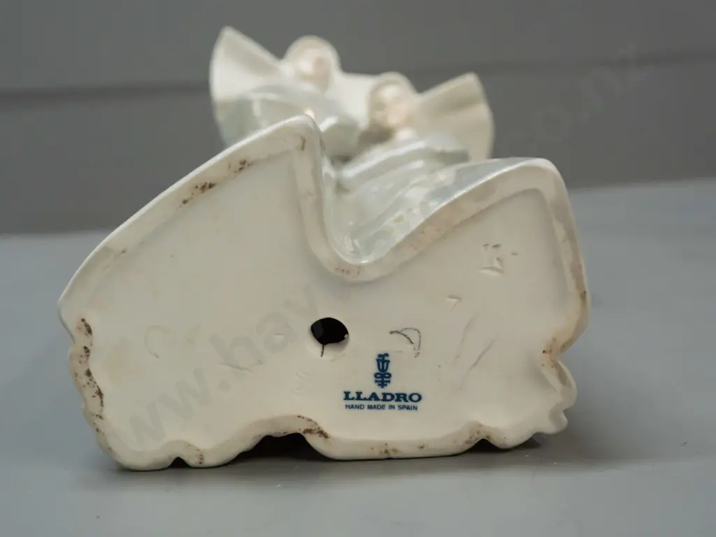 Lladro figurine - 2 nuns H-330 W-110 across base Image 1++