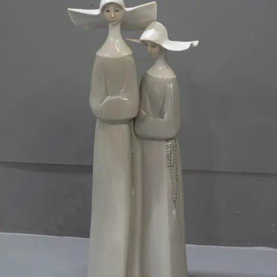 Lladro figurine - 2 nuns H-330 W-110 across base