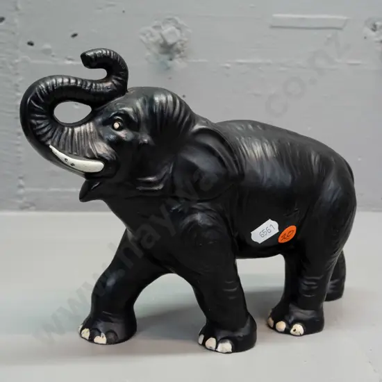 vintage Sylvac elephant - marked Made in England / No. 770. Some rubbing to tusk. H-185 L-250