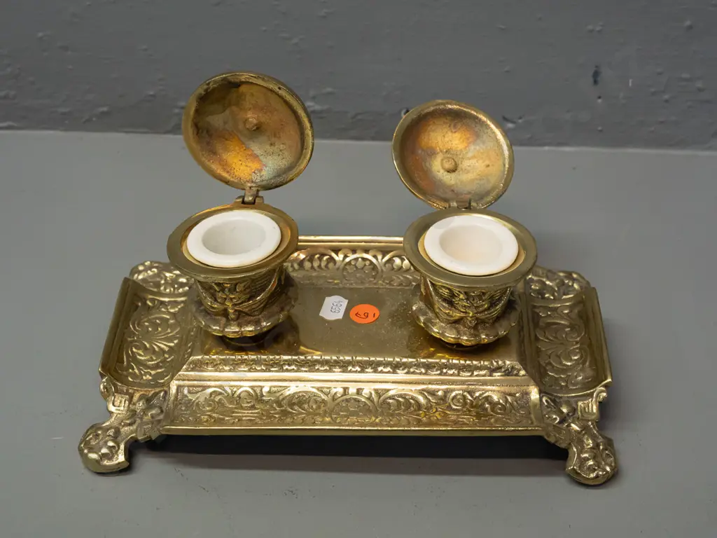 cast brass desk inkwell set with hinged lids, 2 porcelain inkwells H-110 W-240 D-135 Image 1++