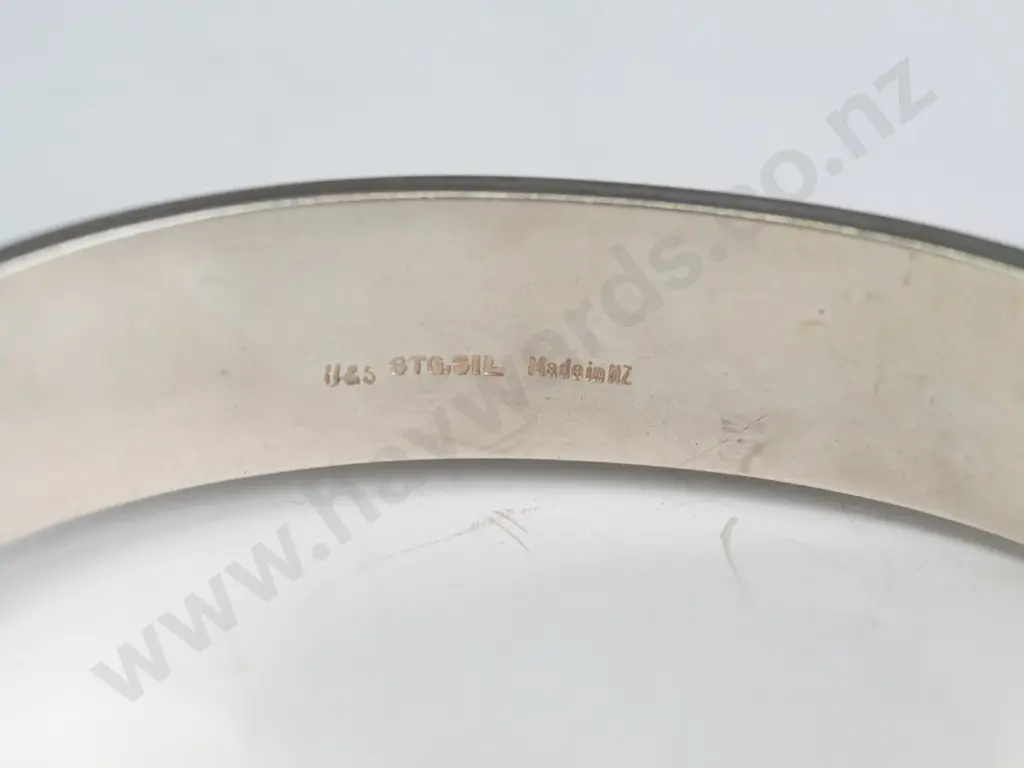silver bangle with half engraved safety chain broken stamped 925 Image 1++
