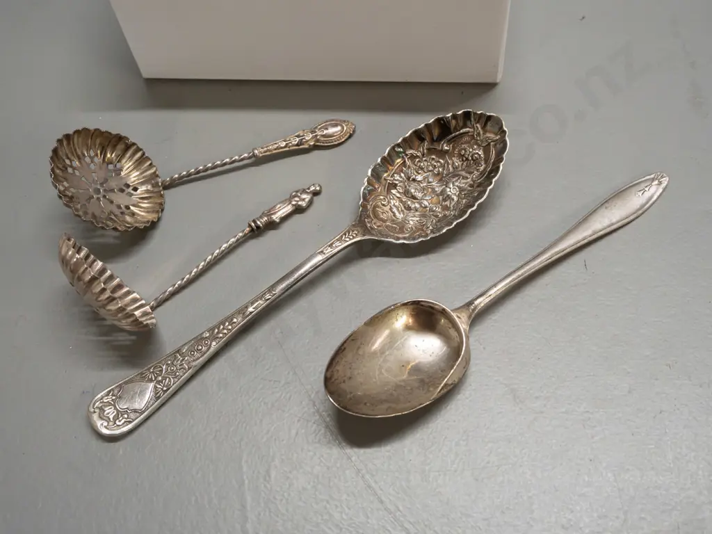 assorted sterling silver spoons - berry spoon, 5 tea spoons, sugar scoop etc. - longest is L-160 Image 1++