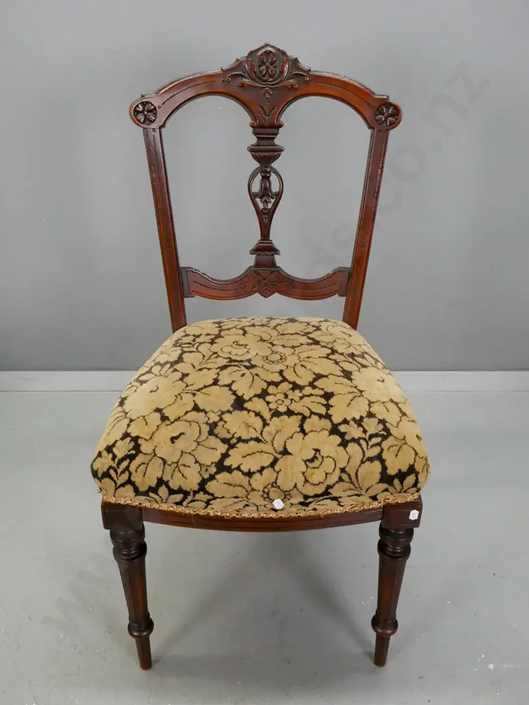 Victorian walnut dining table, with boxwood foliate inlaid top, carved foliate edge, above 4 point Image 1++