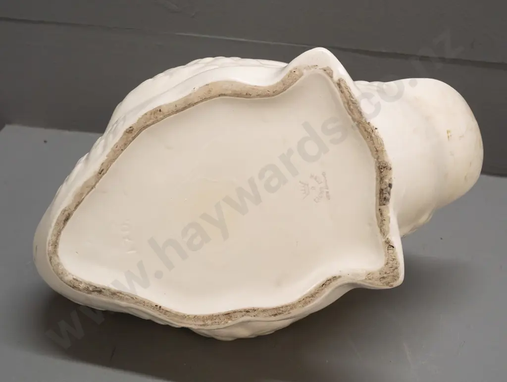 Crown Lynn swan with ".170." and impressed Crown Lynn mark, some marks, scratches inside, needs cleaning. H-210 L-300 Image 1++