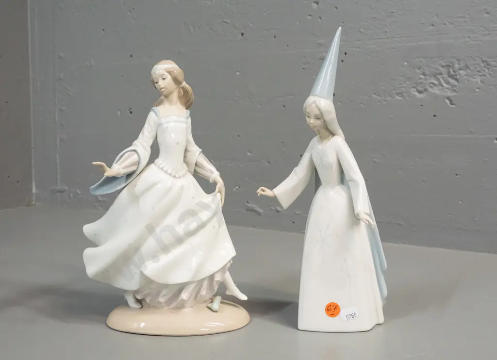 2 Lladro figurines - woman with one shoe and a sorceress with tall hat H-290 Image 1++