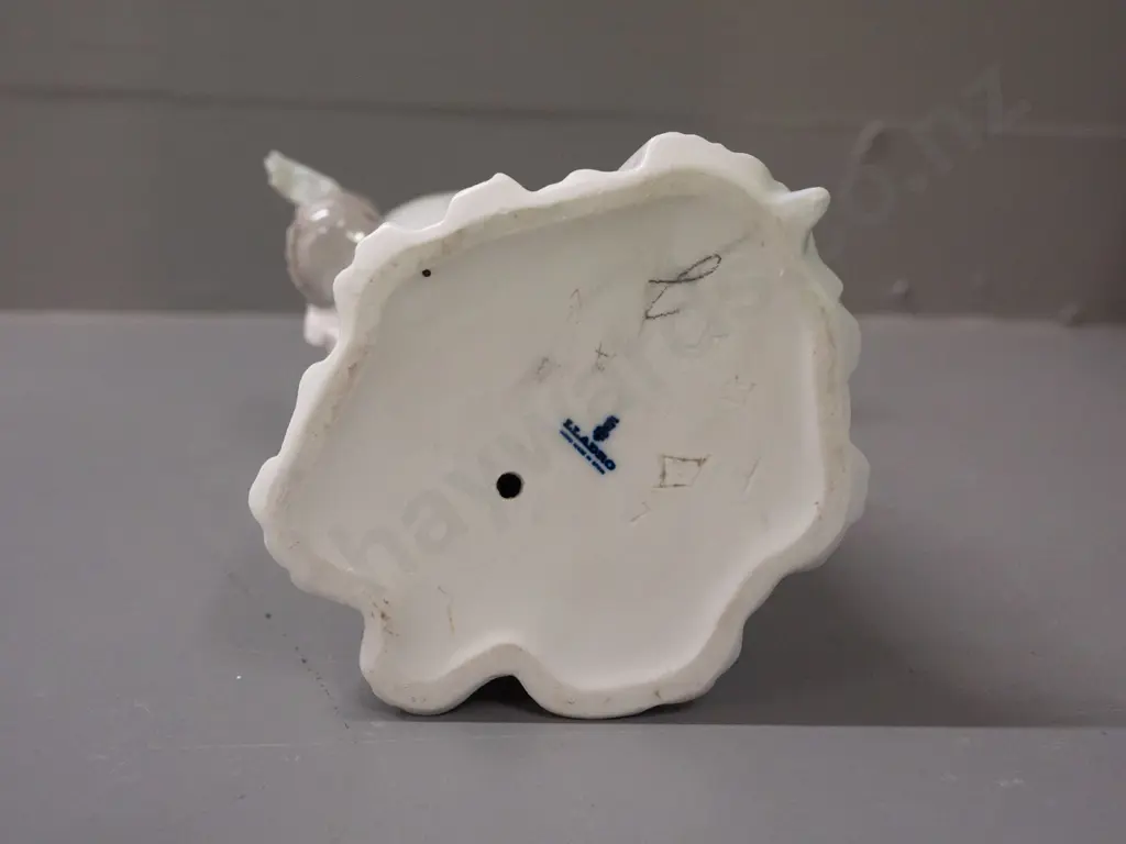 large Lladro figurine: standing woman with shawl H-350 W-110 across base Image 1++