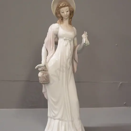 large Lladro figurine: standing woman with shawl H-350 W-110 across base