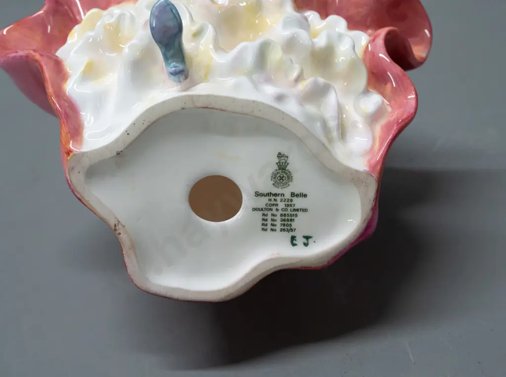 Royal Doulton "Southern Belle" figurine H-200 Image 1++