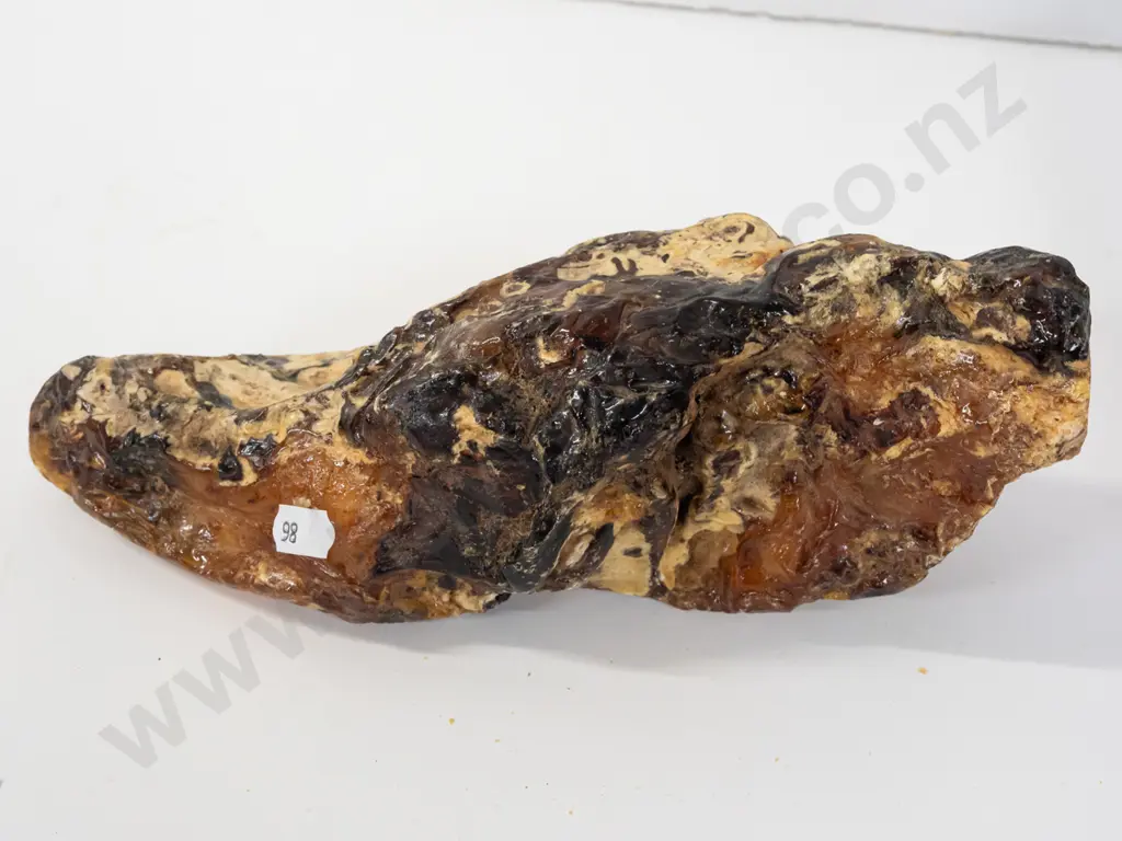 large piece of kauri gum with dark areas, weighing 710 grams H-100 L-200 Image 1++