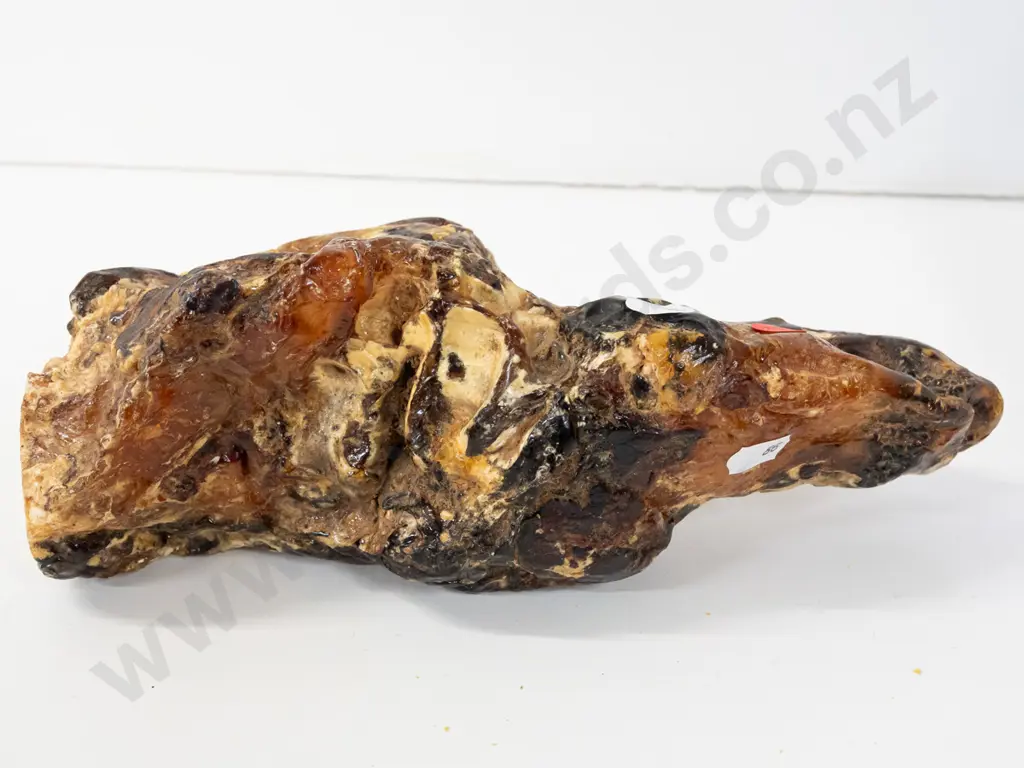 large piece of kauri gum with dark areas, weighing 710 grams H-100 L-200 Image 1++