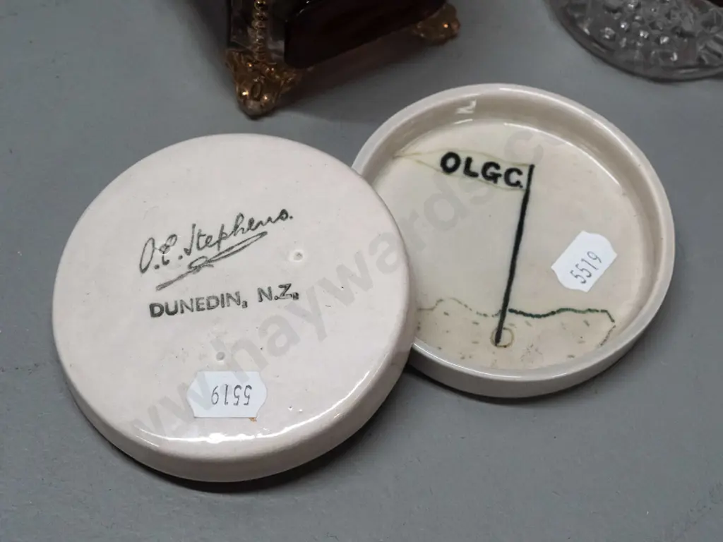 3 pieces of red Dunedin 1925-26 exhibition glass including lidded trinket with gilt decoration, two OC Stephens OLGC pin Image 1++