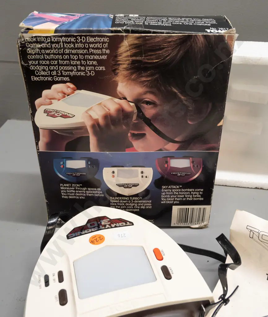 Tomytronic 3-D hand-held game with original box and instruction pamphlet - powers up, battery contacts are clean Image 1++