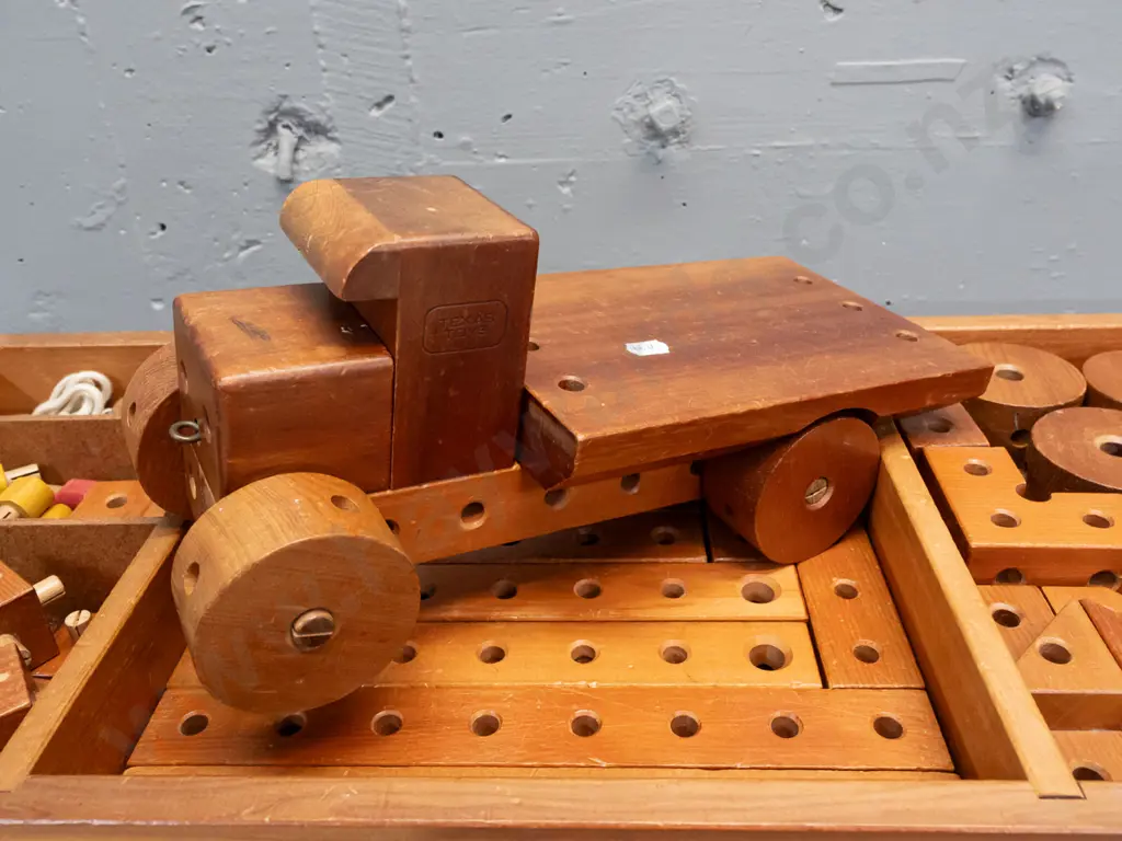 Texas Toys Construction System NZ-made wooden building block and vehicle set in storage crate with booklet - tray L-880 Image 1++