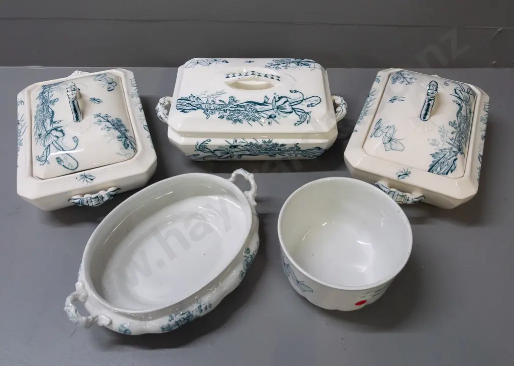 Victorian blue and white serving ware - 3 lidded vegetable dishes and a round bowl in poppy and butterfly motif, one Image 1++