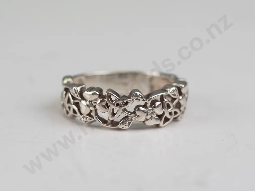 silver clover ring stamped 925 Image 1++