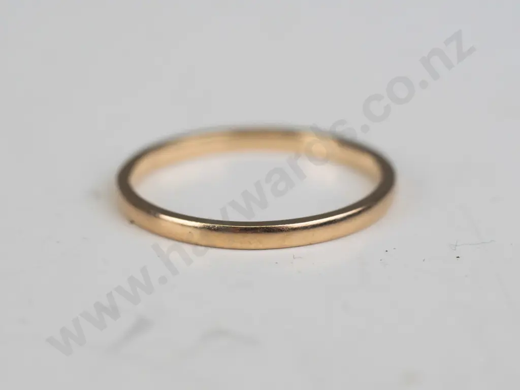 18ct gold wedding band - 1.7gms Image 1++