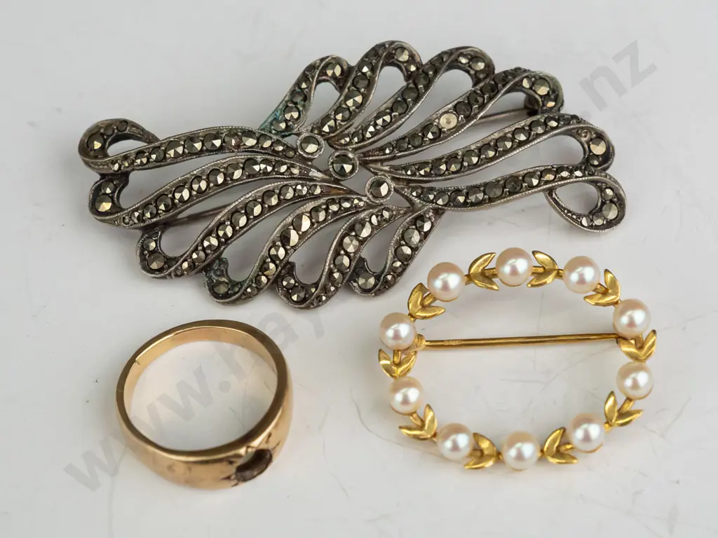 gold plated oval 10 cultured pearl brooch 3.3gms,  marquisite spray brooch & gold band ring no stone & no mark 4.8gms Image 1++