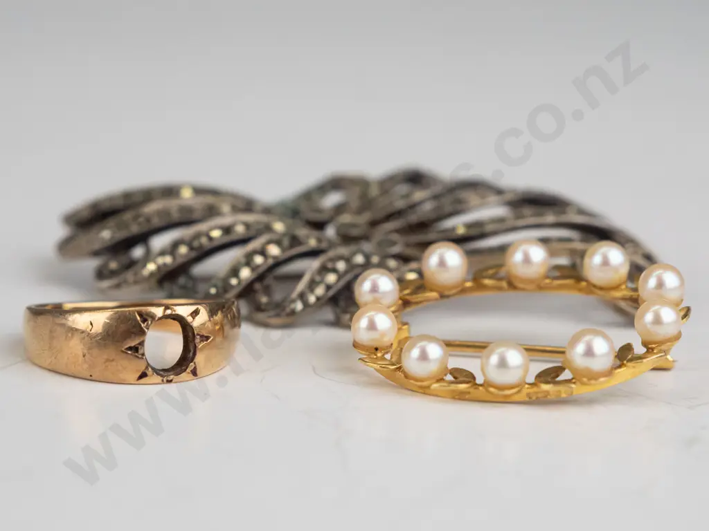 gold plated oval 10 cultured pearl brooch 3.3gms,  marquisite spray brooch & gold band ring no stone & no mark 4.8gms Image 1++