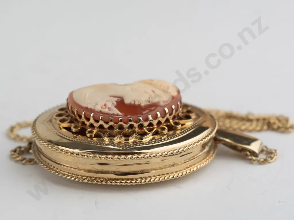9ct / silver mount cameo pendant, gold plated chain Image 1++