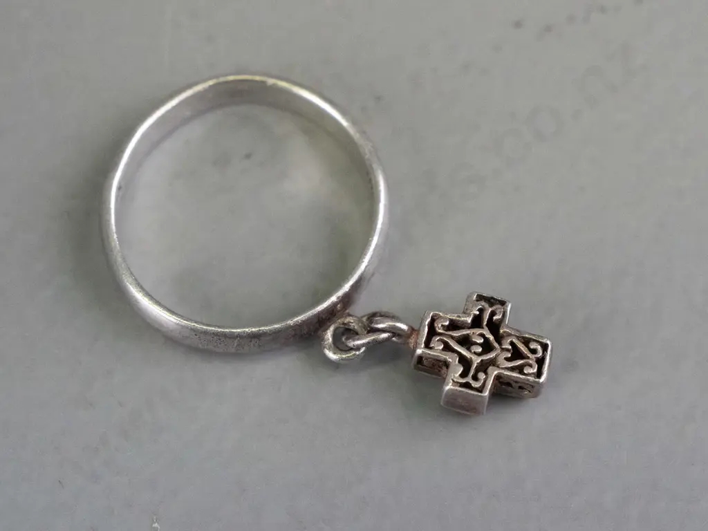 2 sterling silver rings both stamped 925 Image 1++