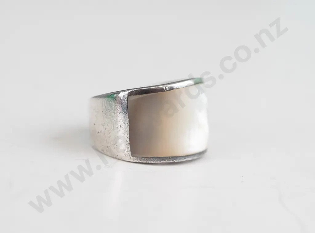 silver mother of pearl ring stamped 925 Image 1++