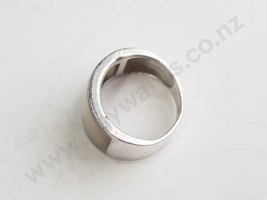 silver mother of pearl ring stamped 925 Image 1++