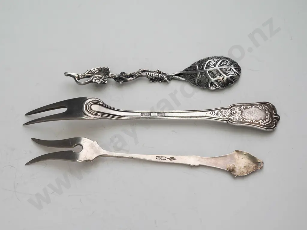 2 silver small forks stamped stamped & small spoon [no mark] Image 1++