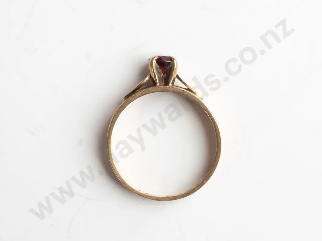 9ct garnet ring stamped 2.6gm Image 1++