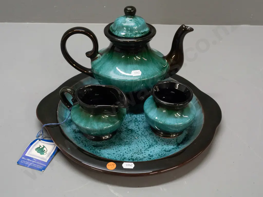 Blue Mountain, tea set on tray, Tea pot, creamer, sugar and tray - original labels, H-190 Image 1++