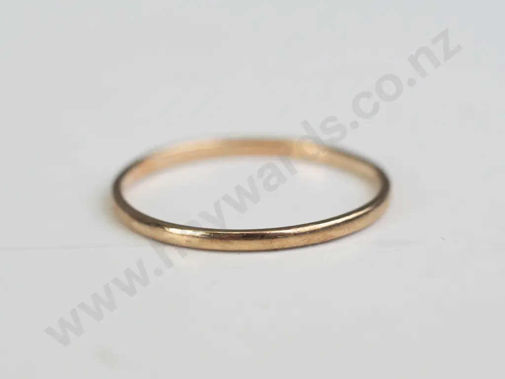 9ct gold band ring 0.9gm Image 1++