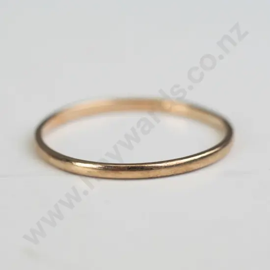 9ct gold band ring 0.9gm
