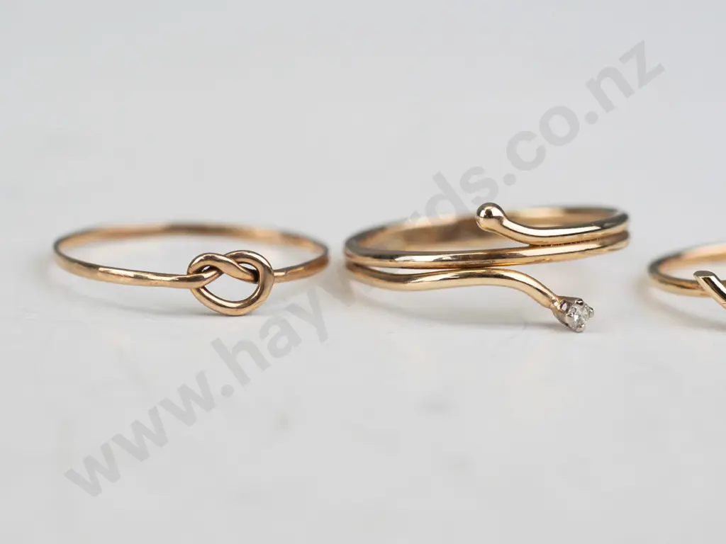 4 fine gold rings - no marks Image 1++