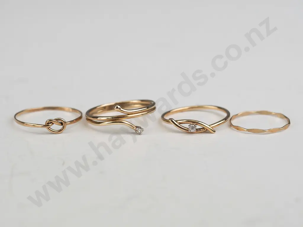 4 fine gold rings - no marks Image 1++