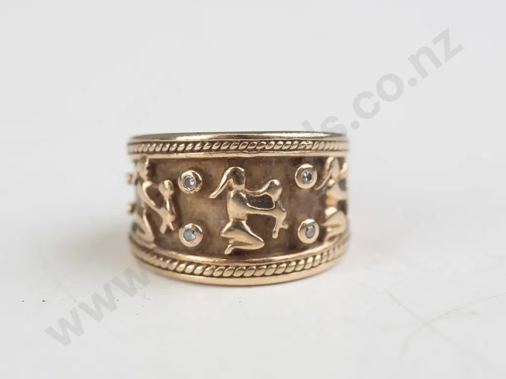 9ct gold 4 small diamond ring 5.5gms Image 1++