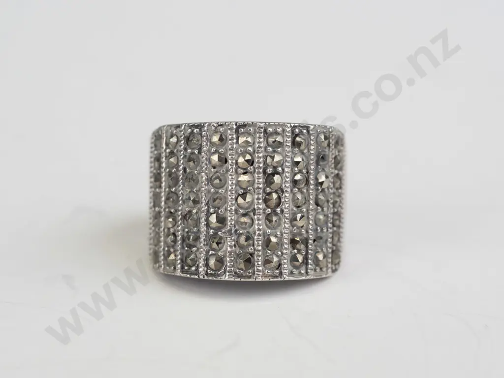 silver marcasite ring stamped 925 Image 1++