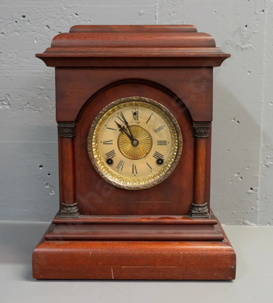 vintage Sessions mantel clock in arched and stepped mahogany case, columns with with metal fittings, with a key that Image 1++