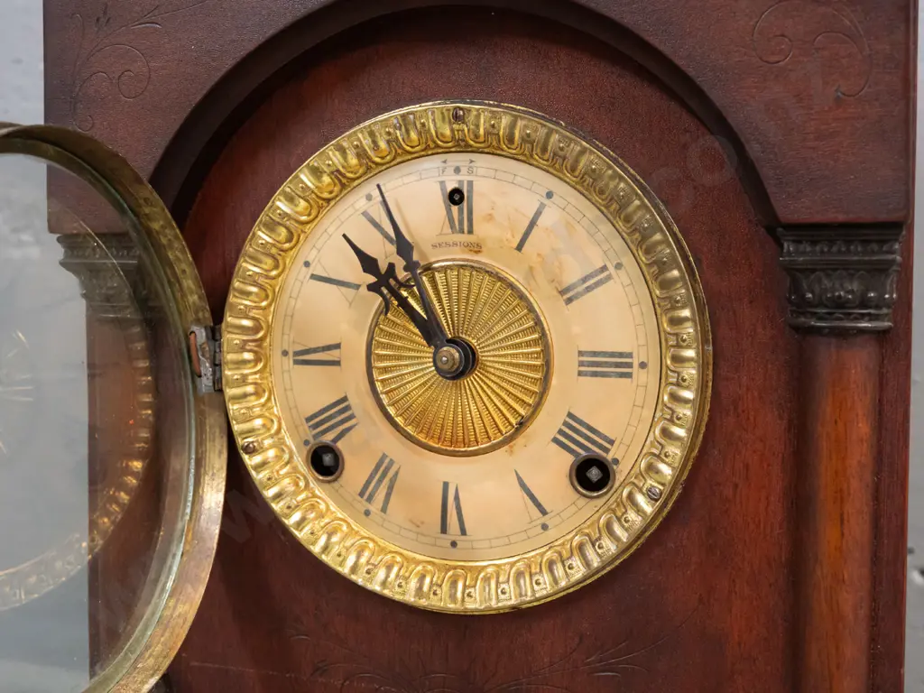 vintage Sessions mantel clock in arched and stepped mahogany case, columns with with metal fittings, with a key that Image 1++