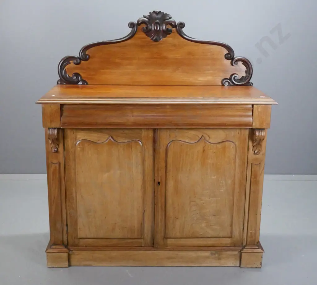 Colonial cedar carved backed chiffonier above long shaped drawer, 2 shield panel doors, break front plinth Image 1++