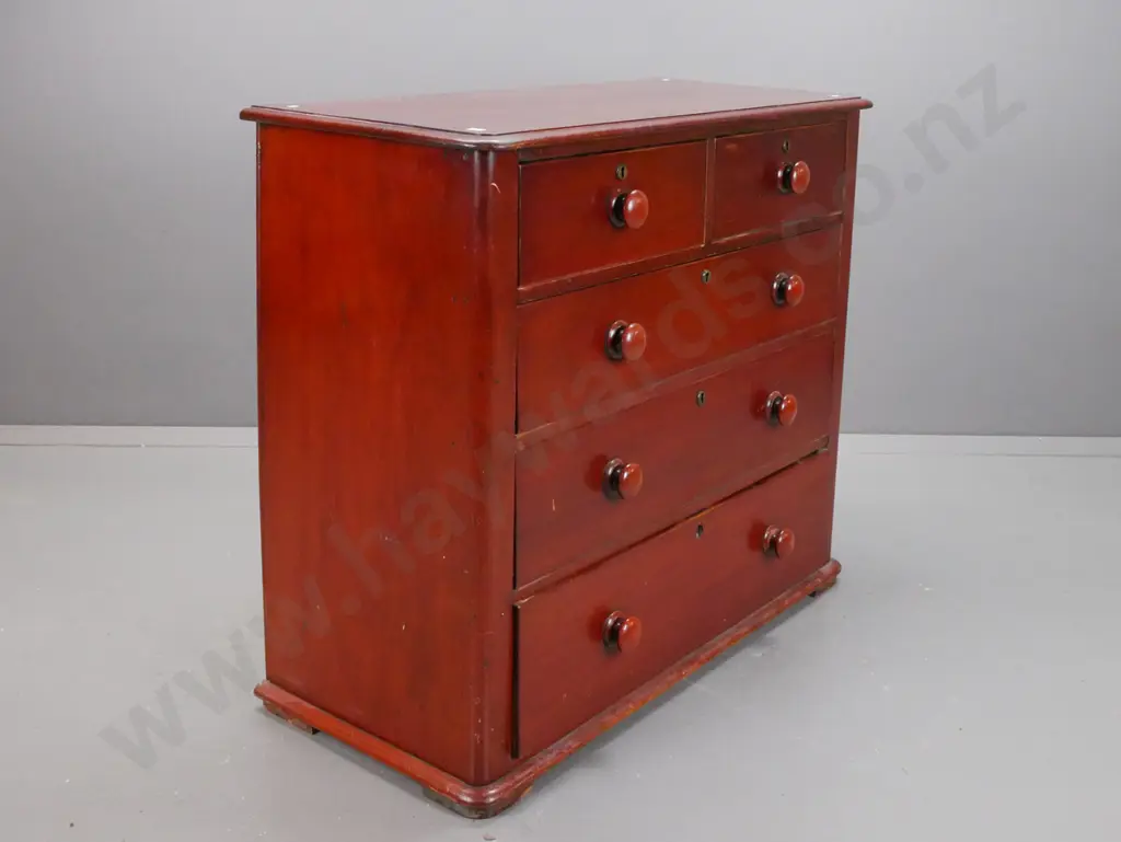 Colonial round cornered chest of 5 drawers, 2 small, 3 long, turned wooden knobs, round brass escutcheons Image 1++